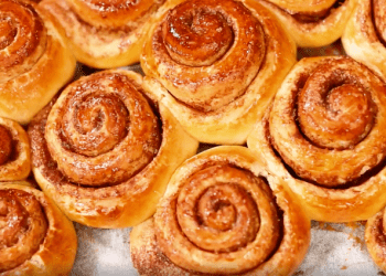 Kifle të mbushura me reçel, të ngrohta dhe plot ëmbëlsi