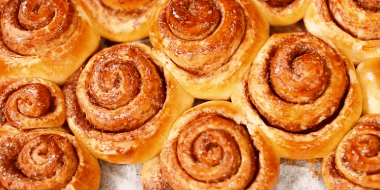 Kifle të mbushura me reçel, të ngrohta dhe plot ëmbëlsi