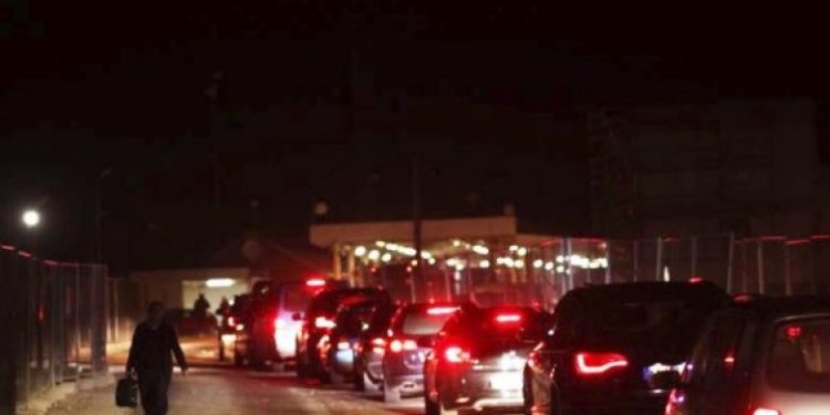 Kosovarët ia mësyjnë Shqipërisë, policia përshpejton procedurat për të shmangur pritjet