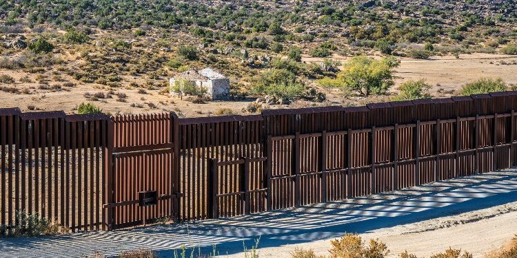 Paralajmërohet ndërtimi i murit për ndalimin e emigrantëve në SHBA