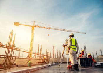 Bie nga lartësia një punëtor në Prizren