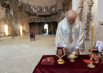 Daut Haradinaj reagon pas liturgjisë në kishën e cila gjendet në oborrin e UP-së