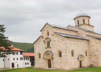 Manastiri i Deçanit në Prizren për “Ditën e Refugjatëve”, këndojnë dhe hedhin valle