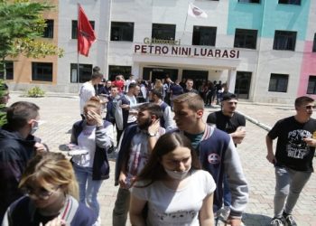 Maturantët në Tiranë, pas protestës: Rikthehemi nesër