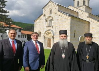 Mediat serbe: Palmer bëri thirrje që të zgjidhet çështja e tokës së Manastirit të Deçanit