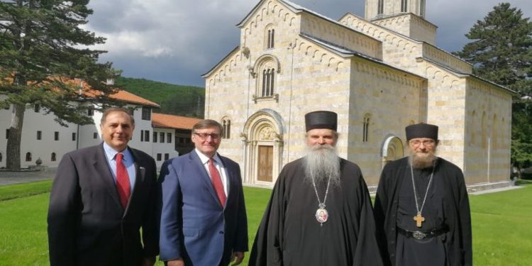 Mediat serbe: Palmer bëri thirrje që të zgjidhet çështja e tokës së Manastirit të Deçanit
