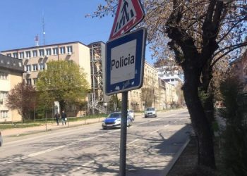 Një person tejkalon vijën e plotë, gjobitet nga Policia