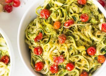 Shpageti me salcë spinaqi dhe domate