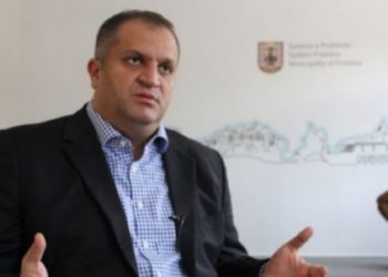 Ahmeti fton qytetarët të freskohen në pishinën e Gërmisë, qytetarët i “vërsulën” me komente