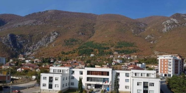 Vdes një burrë në shtëpinë e të moshuarve në Istog, u godit nga dyert e rrethojave