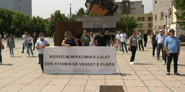 Punëtorët e Sindikatës së Lotarisë protestojnë sërish para Qeverisë