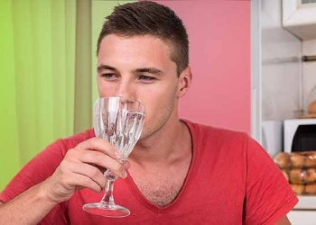 Pirja e ujit gjatë ngrënies, e dëmshme për shëndetin