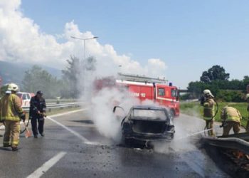Kaplohet nga zjarri një veturë në Kaçanik, brenda saj ishin 3 fëmijë
