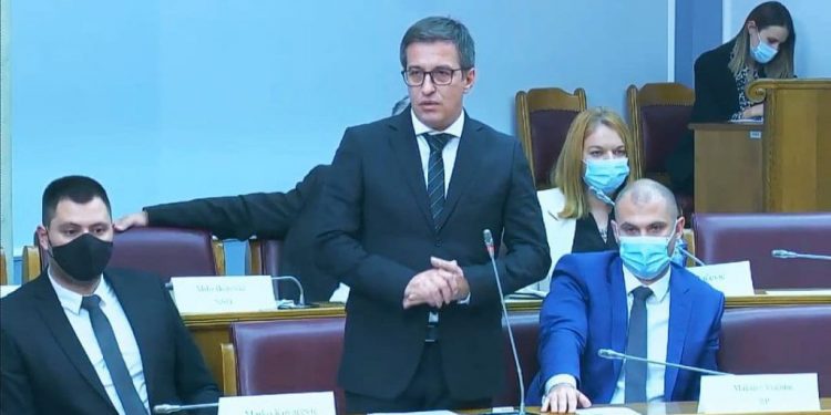 Deputeti malazez kërkon ndërprerjen e raporteve shtetërore me Kosovën, e quan shtet terrorist