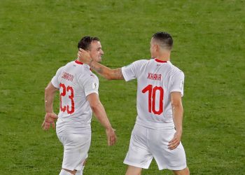 Futbollistët e Zvicrës Xhaka dhe Shaqiri marrin kritika të forta nga opinion publik