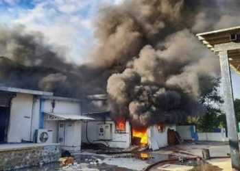 Kaplohet nga zjarri fabrika e materialeve kimike në Indi, 18 të vdekur