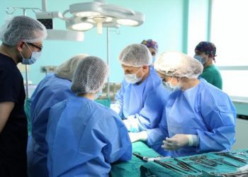 Hiqet tumori 2 kilogramë nga qafa e një 79-vjeçari