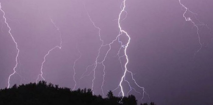 Vdes një person nga Peja, goditet nga rrufeja