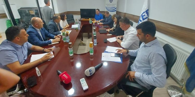 ARKEP-ja i sqaron deputetët për mesazhat që operatori serb i dërgon në afëri të Manastrit të Deçanit