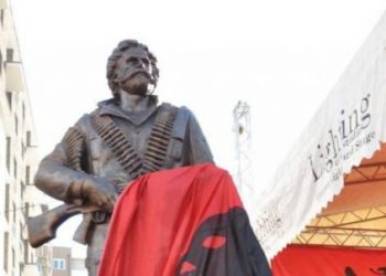 Mblidhen rreth 8.000 nënshkrime për vendosjen e shtatores së Adem Jasharit në Prishtinë