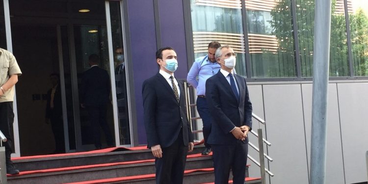 Kryeministri Kurti takohet me Sekretarin e Përgjithshëm të NATO-s, Jens Stoltenberg