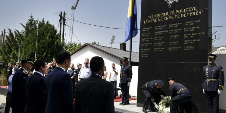 Kurti nderojmë veprën heroike të policëve që ranë duke mbrojtur territorin e Kosovës