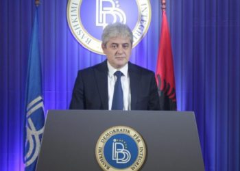 Ali Ahmeti uron Memli Krasniqin: Të inkurajoj të vijosh rrugën e paraardhësve të tu