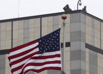 Ambasada amerikane u bën thirrje institucioneve: Angazhohuni që kosovarët të rikthehen në vend