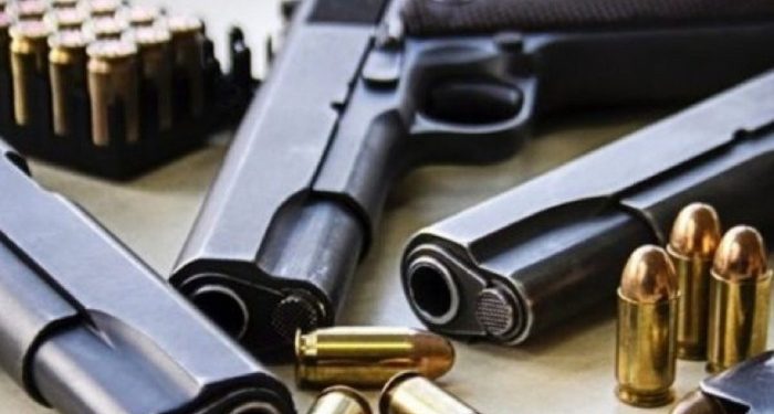 Gjuan me armë zjarri në një aheng familjarë, arrestohet nga Policia