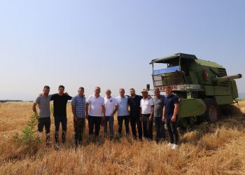 Bashkim Ramosaj vizitonë fermerët e Deçanit për fillimin e korrjeve