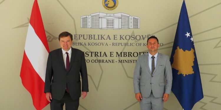 Ministri i Mbrojtjes priti në takim ambasadorin austriak në Kosovë