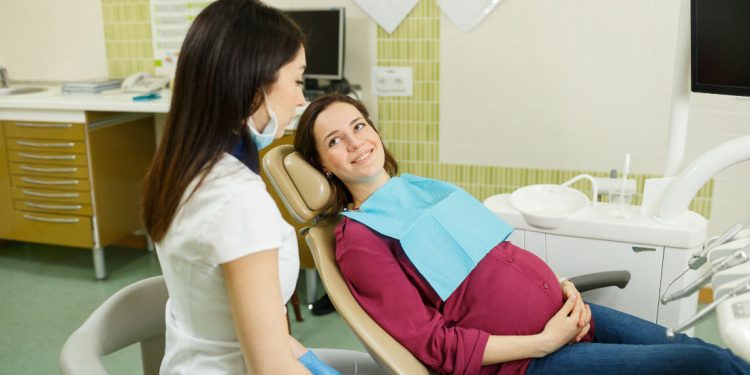 Pse gjatë shtatzënisë ju prishen më shumë dhëmbët?