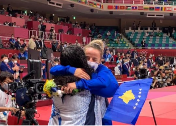 Vjosa Osmani me plotë emocione përqafon Distria Krasniqin