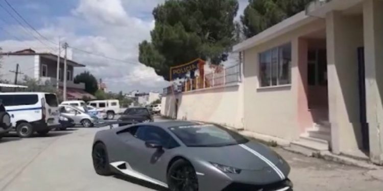 Zv.kryeministri i Shqipërisë u reagon kosovarëve që u zunë me “Lamborghini” dhe “BMW” në Vlorë