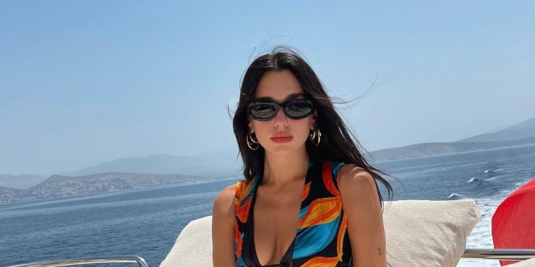 Dua Lipa shijon bregdetin shqiptar