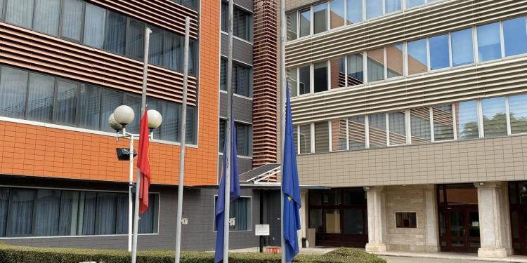 Në nderim të viktimave në Kroaci, institucionet ulin flamujt në gjysmështizë