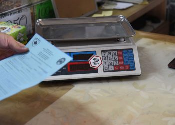 Inspektorati kryen verifikimin e peshoreve në Gjilan, shqipton gjoba për parregullsi