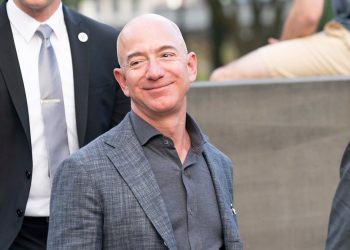 Jeff Bezos u dhuron nga 100 milionë dollarë analistit të CNN dhe shefit të kuzhinës