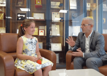 E vogël por zemrën e madhe, 9-vjeçarja i jep kursimet e saj për “Jetimat e Ballkanit”