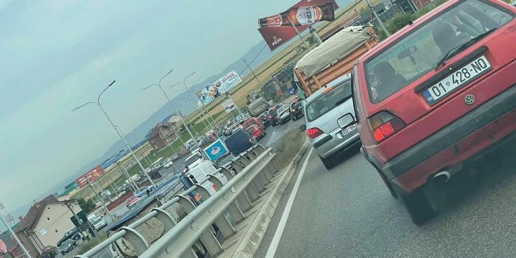 Kolona të gjata në hyrje të Fushë Kosovës