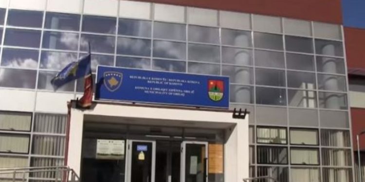 Në komunën e Obiliqit, një zyrtar kapet në flagrancë për keqpërdorim të detyrës