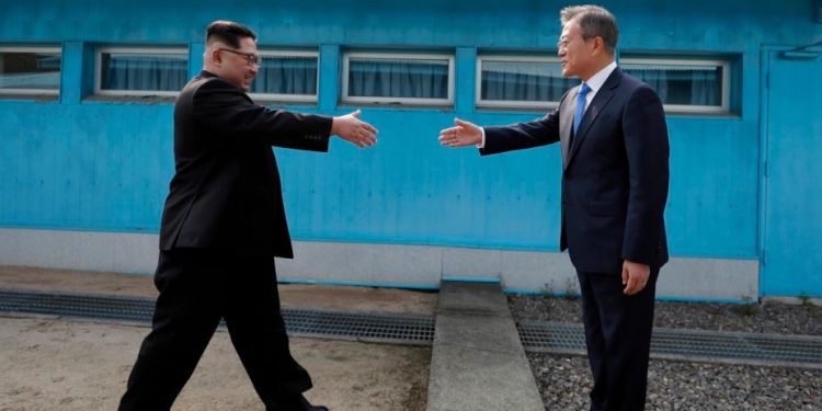Koreja e Jugut dhe Veriut ia “zgjasin” dorën njëra-tjetrës