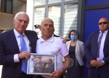 Një qytetar takon Wesley Clark pas 22 vitesh, nuk munguan as lotët