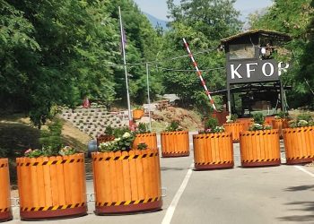 KFOR-i sqaron zëvendësimin e pengesave artificiale pranë Manastirit të Deçanit