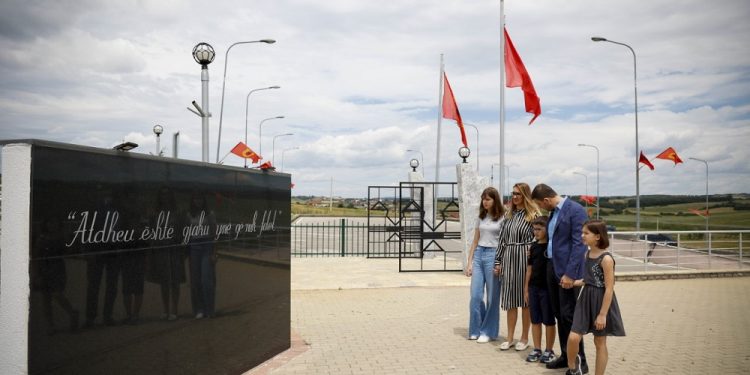 Memli Krasniqi në Prekaz: Këtu gjejmë forcën për të ecur përpara
