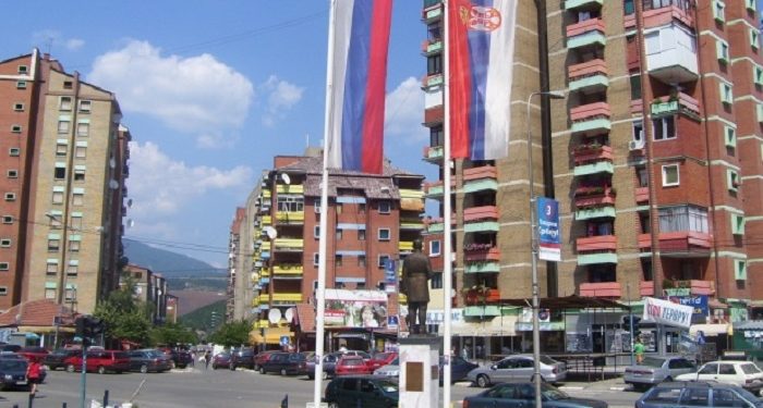 Shpërthen automjeti me targa vendore në veri të Mitrovicës