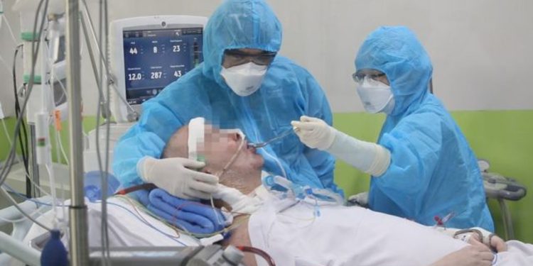 A i dëmton koronavirusi organet e të rinjeve si të moshuarve?