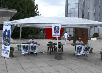 “Plisat” mbledhin rreth 2.000 nënshkrime për vendosjen e shtatorës së Adem Jasharit