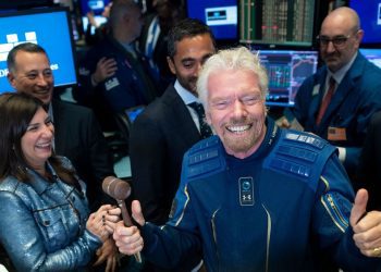 Miliarderi britanik Branson në garë me Jeff Bezos, do të udhëtoj në hapësirë para tij