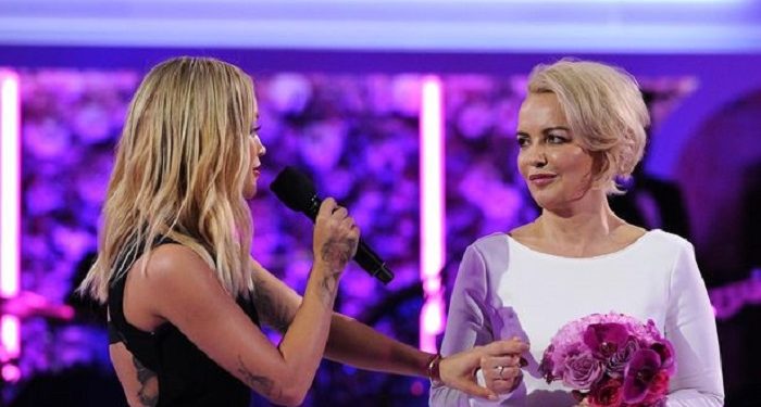 “Speca me gjizë” në mes të Los Angeles, Rita Ora i kërkon mamasë recetën